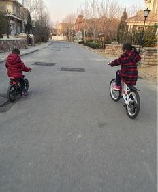 娱乐吃瓜酱骑车摔倒,健康安全不容忽视